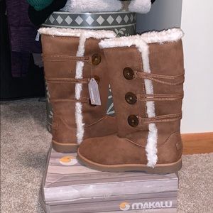 NWT Makalu Chestnut Boots